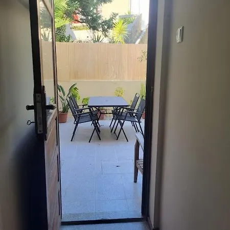 公寓 Roomy & Patio - 2 Bedroom Flat