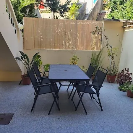 Roomy & Patio - 2 Bedroom Flat Apartment